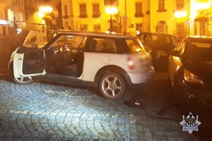 Na zdjęciu nieoznakowany radiowóz oraz kontrolowany samochód.