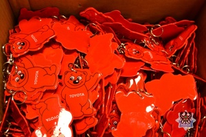 Plakat noś odblask i żyj.