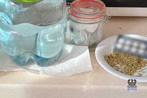 Na zdjęciu zabezpieczone narkotyki w słoiku.