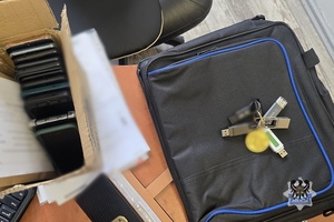 Na zdjęciu zabezpieczone telefony oraz laptop.