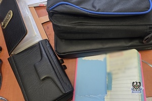 Na zdjęciu zabezpieczone notesy.