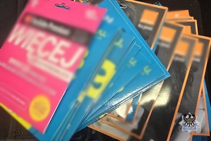 Na zdjęciu zabezpieczone karty sim.