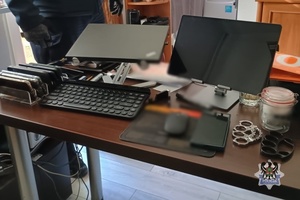 Na zdjęciu zabezpieczony sprzęt elektroniczny.