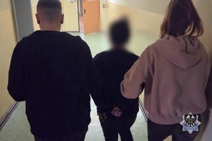 Na zdjęciu policjantki prowadzą zatrzymaną kobietę.