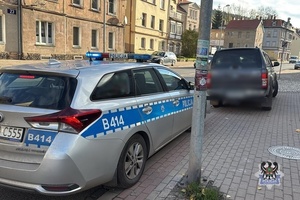 na zdjeciu radiowóz oraz kontrolowany samochód.