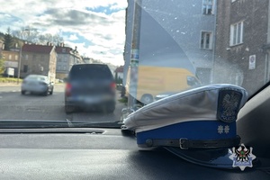 na zdjeciu policyjna czapka oraz kontrolowany samochód.