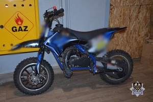 Na zdjeciu zabezpieczony motorower.