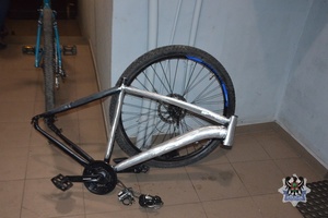 Na zdjeciu zabezpieczony rower.