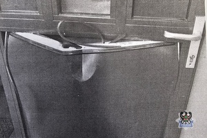 Nastolatek uszkodził drzwi wejściowe do budynku i tym samym odpowie przed sądem rodzinnym