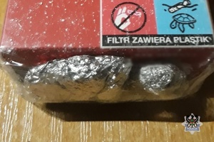 Na zdjęciu zabezpieczone zawiniątka z narkotykami.