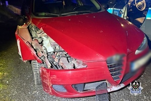 Nietrzeźwy 25-latek uszkodził barierki i odjechał z miejsca zdarzenia. Mężczyzna wpadł ostatecznie w ręce policjantek ruchu drogowego