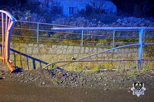 Na zdjęciu uszkodzony w wyniku kolizji drogowej samochód.