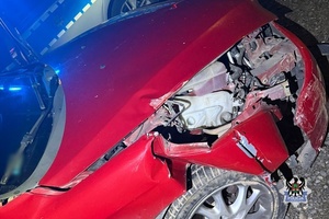 Na zdjęciu uszkodzony w wyniku kolizji drogowej samochód.