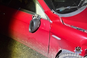 Na zdjęciu uszkodzony w wyniku kolizji drogowej samochód.