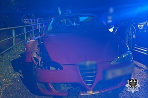 Na zdjęciu uszkodzony w wyniku kolizji drogowej samochód.