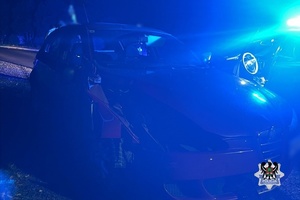 Na zdjęciu uszkodzony w wyniku kolizji drogowej samochód.