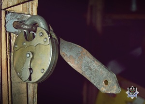 Włamał się do pomieszczeń na korytarzu i ukradł… napoje