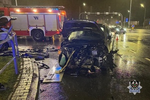 Na zdjęciu uszkodzone samochody oraz pojazdy służb ratowniczych.