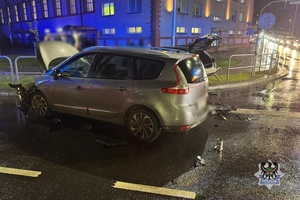 Na zdjęciu uszkodzone samochody oraz pojazdy służb ratowniczych.