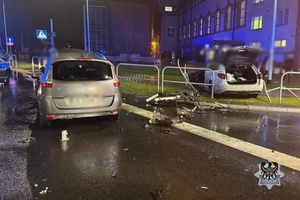 Na zdjęciu uszkodzone samochody oraz pojazdy służb ratowniczych.