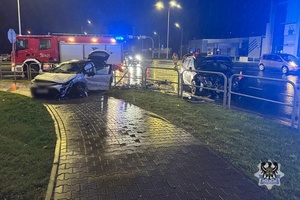 Na zdjęciu uszkodzone samochody oraz pojazdy służb ratowniczych.