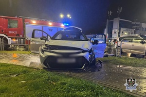 Na zdjęciu uszkodzone samochody oraz pojazdy służb ratowniczych.