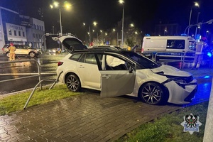 Na zdjęciu uszkodzone samochody oraz pojazdy służb ratowniczych.