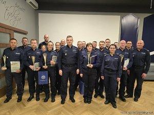 Na zdjeciu najlepsi policjanci konkursu podczas uroczystości wręczenia nagród.