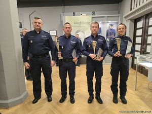 Na zdjeciu najlepsi policjanci konkursu podczas uroczystości wręczenia nagród.