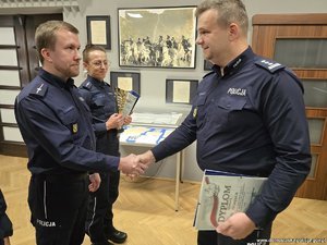 Na zdjeciu najlepsi policjanci konkursu podczas uroczystości wręczenia nagród.