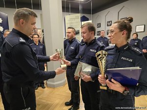 Na zdjeciu najlepsi policjanci konkursu podczas uroczystości wręczenia nagród.