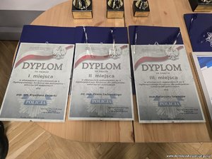 Na zdjeciu dyplomy dla najlepszych.