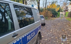 Kobieta jechała samochodem pomimo dwóch sądowych zakazów, a mężczyzna z cofniętymi uprawnieniami. Oboje staną teraz przed sądem