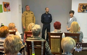 Mundurowi spotkali się z seniorami z Piaskowej Góry