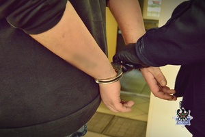 Na zdjeciu kajdanki na rękach zatrzymanego.