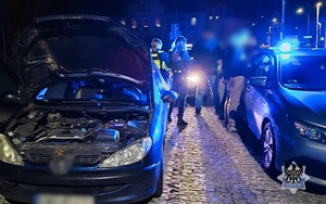 Nie miał prawa jazdy, auto w złym stanie, a tablicę z innego pojazdu – 21-latek zatrzymany przez wałbrzyskich wywiadowców