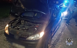 Na zdjęciu kontrolowany samochód oraz radiowóz.