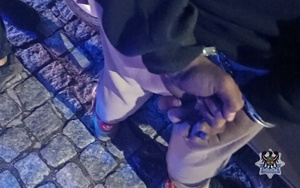 Na zdjęciu kontrolowany samochód oraz radiowóz.