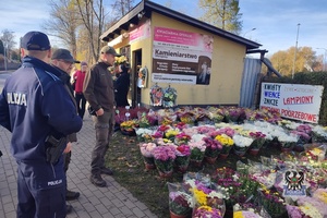 Na zdjęciu policjant i strażnicy leśni w rejonie cmentarzy.