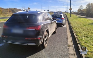 Na zdjęciu radiowóz oraz kontrolowany samochód.