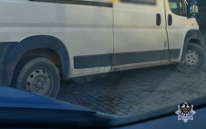 Na zdjęciu kontrolowany samochód ze zużytymi oponami.