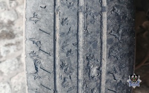 Uwaga! Czas na wymianę opon. W skontrolowanym pojeździe te nie nadawały się już dawno do jazdy