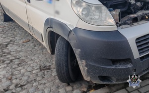 Na zdjęciu kontrolowany samochód ze zużytymi oponami.