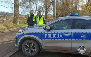 Na zdjęciu radiowóz oraz policjanci podczas akcji Wszystkich Świętych 2025