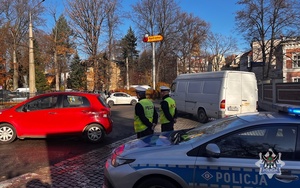 Na zdjęciu radiowóz oraz policjanci podczas akcji Wszystkich Świętych 2025