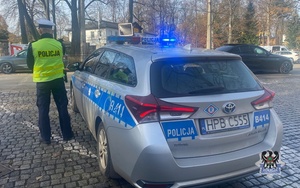Na zdjęciu radiowóz oraz policjanci podczas akcji Wszystkich Świętych 2025