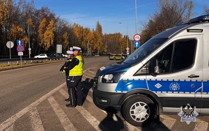 Na zdjęciu radiowóz oraz policjanci podczas akcji Wszystkich Świętych 2025