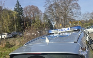 Na zdjęciu radiowóz oraz policjanci podczas akcji Wszystkich Świętych 2025