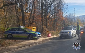 Na zdjęciu radiowóz oraz policjanci podczas akcji Wszystkich Świętych 2025