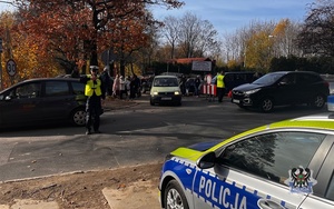 Na zdjęciu radiowóz oraz policjanci podczas akcji Wszystkich Świętych 2025